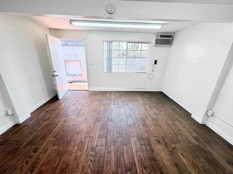 585 W Sierra Madre Blvd — Photo 6
