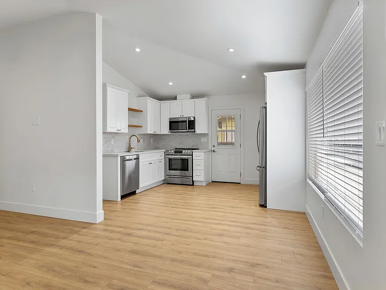 2044 S Forest Ave — Photo 5
