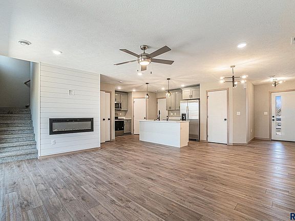 4th image of 803 N Marquette Pl