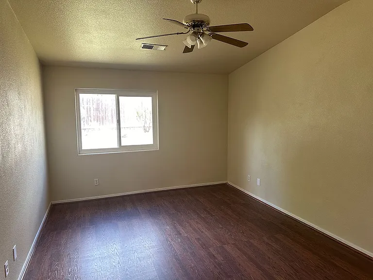 920 Alder Ave — Photo 10