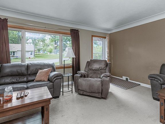 4th image of 2087 Eldridge Ave E