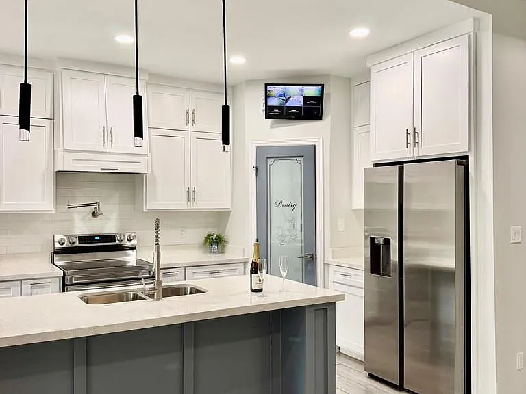 7005 Heliconia Dr — Photo 3
