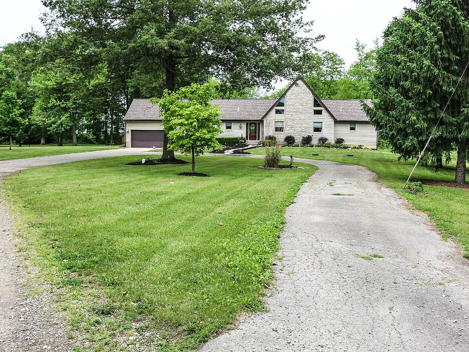 2.8 Acres, Round Drive, Private Location!