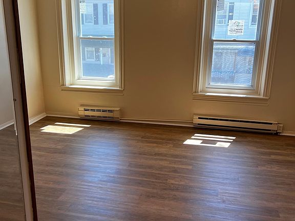 4th image of 319 E Walnut St