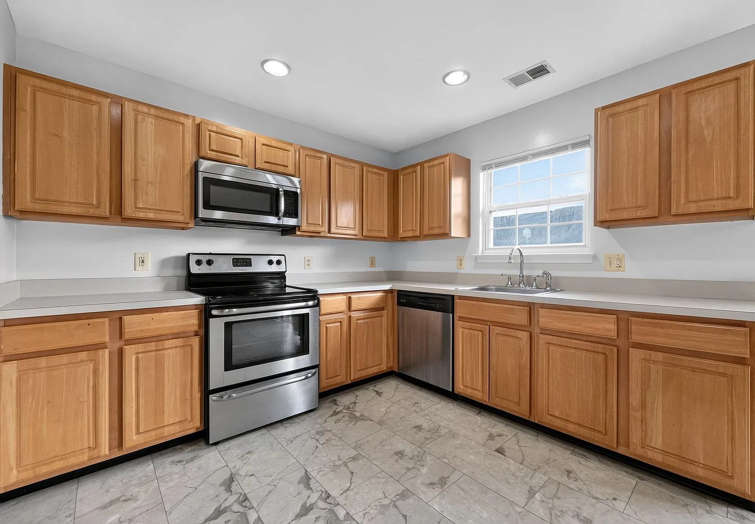 3 bed, 4.0 bath, 1360 sqft, $2,600 — Photo 3