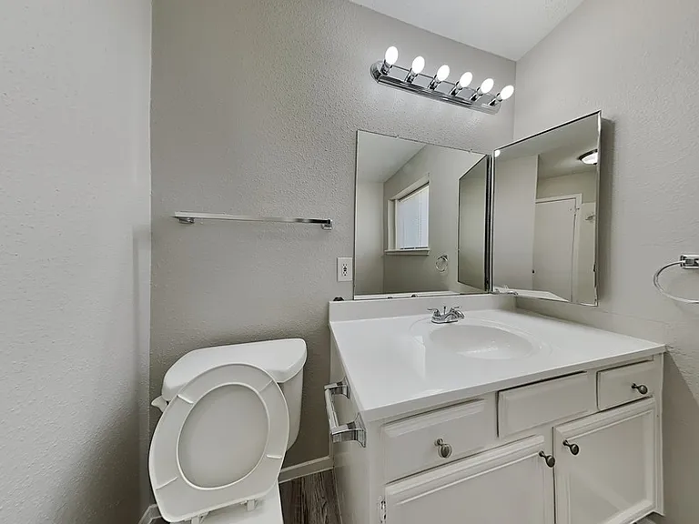 2509 Merrimac Dr — Photo 9