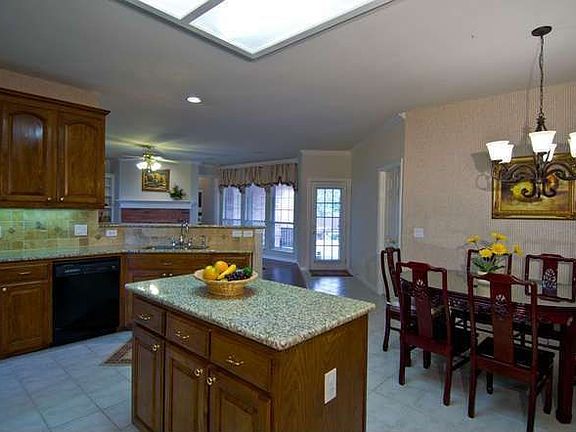5th image of 2121 Loch Haven Dr