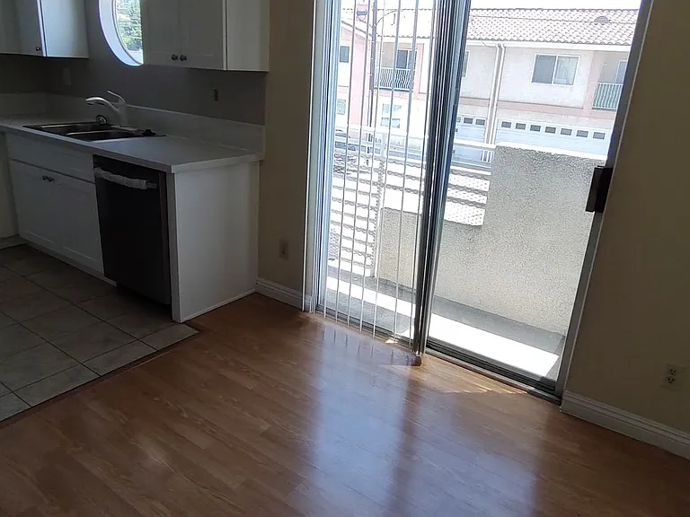 1701 Talmadge St — Photo 13