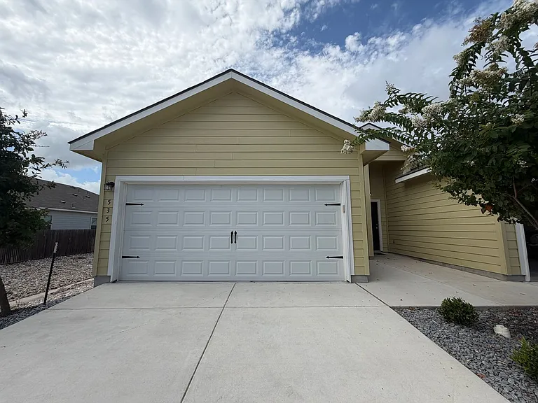 535 Grayson Ln — Photo 1