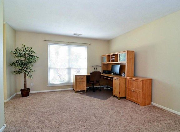 4th image of 506 Oak Briar Dr