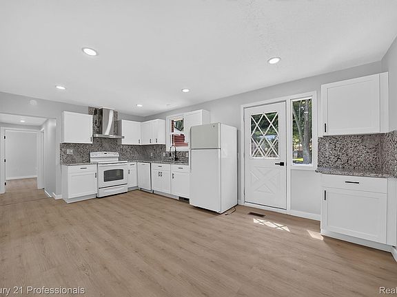5th image of 5000 Robert St