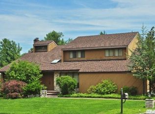 195 Coachman Pl E, Syosset, NY 11791