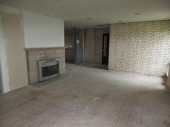 4th image of 952 Central Park Ave