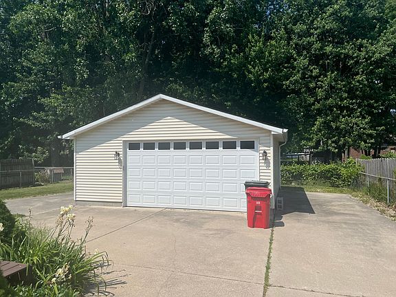 3rd image of 48905 Celeste Dr