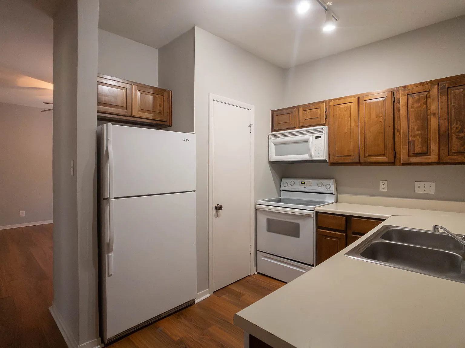3 bed, 900 sqft, $1,400 — Photo 4