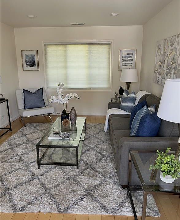 1st image of 815 Cowper St #817