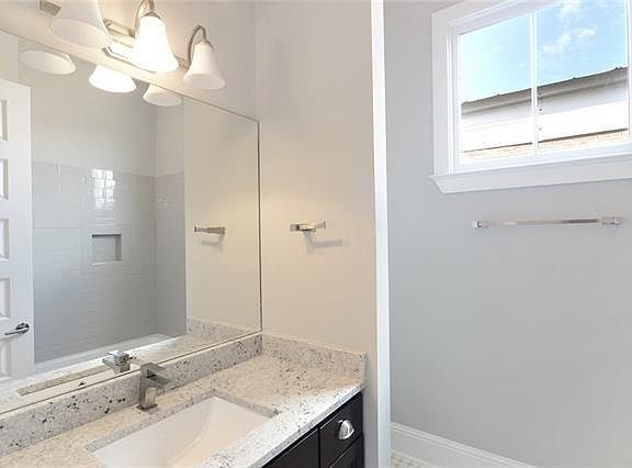 5th image of 704 Josephine St