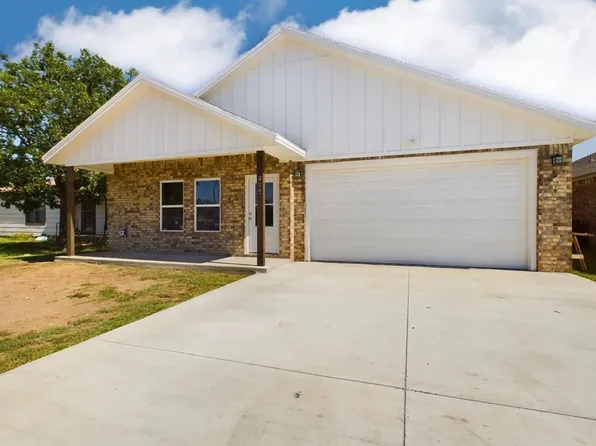 805 12th St, Shallowater, TX 79363