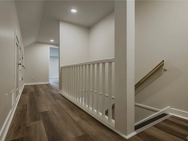 8 Terrace Hill Dr — Photo 35