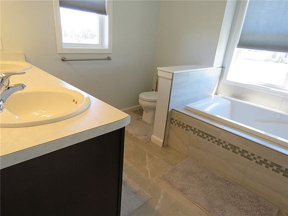 5th image of 27 Goldenhill Ln