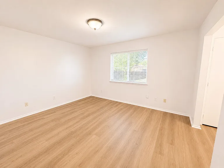 515 Haymarket Dr — Photo 5