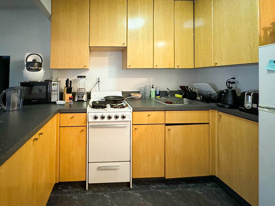 2nd image of 538 W 50th St APT 5C