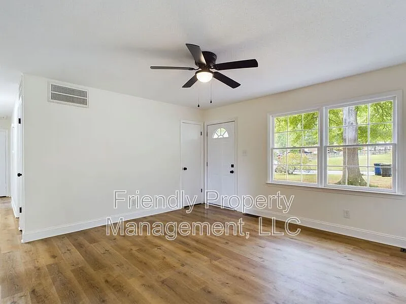 3 bed, 2.0 bath, 1126 sqft, $1,600 — Photo 3