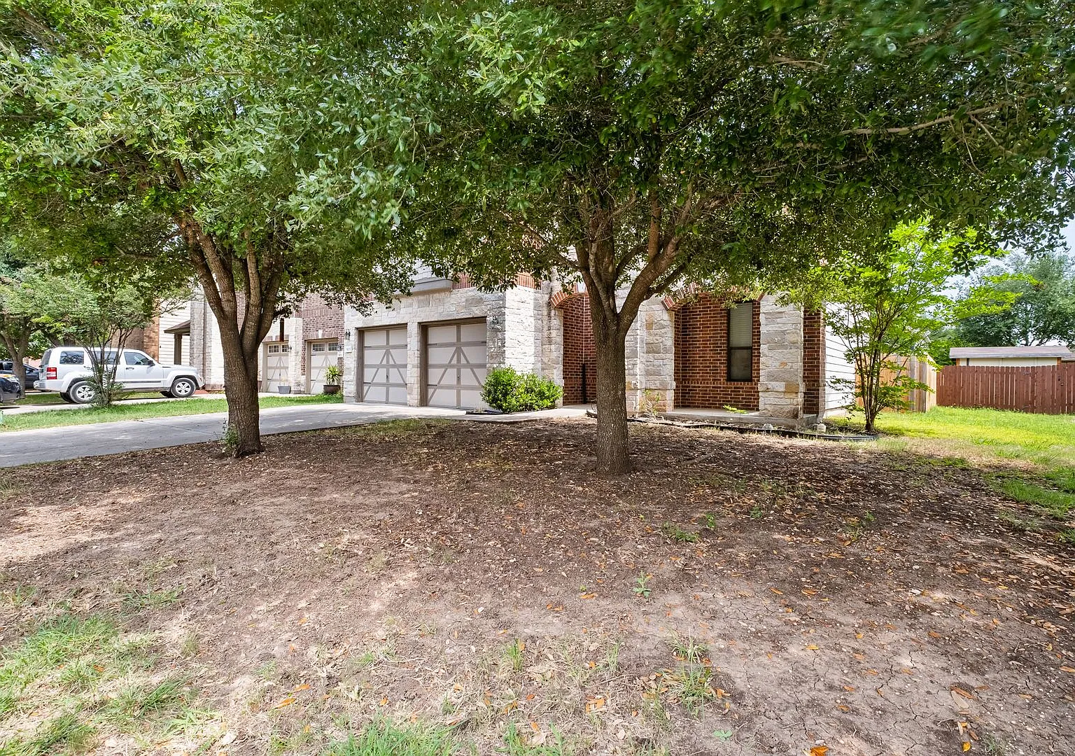 Spacious Solar-Powered 3BR Home Near McKinney Falls State Park | 2 Living Areas | 2,244 Sq Ft — Photo 3