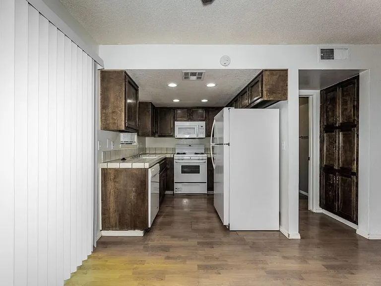 1020 W Atkins Ave #B — Photo 7