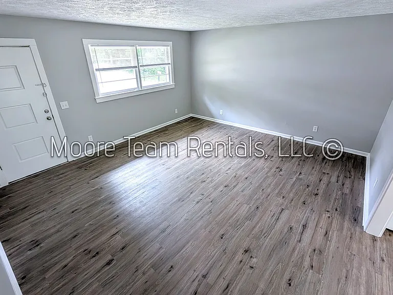 182 Ewart Dr — Photo 6