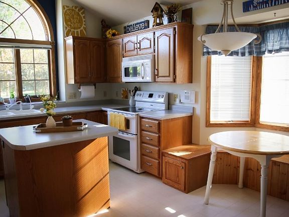 4th image of 415 Pebble Beach Dr NE