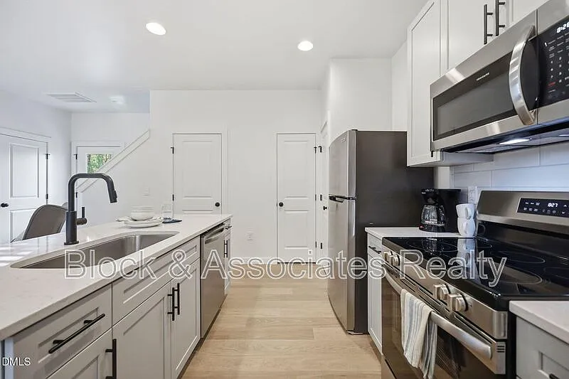 2 bed, 1.0 bath, $1,495 — Photo 4