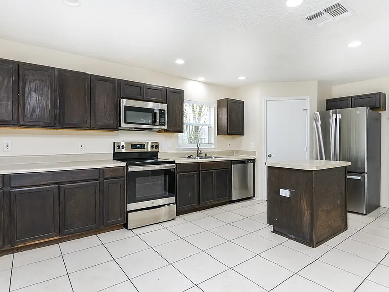 1231 Heather Lake Dr — Photo 6