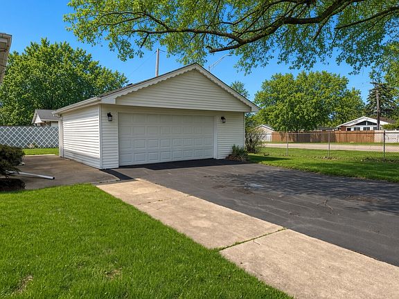 3rd image of 191 Kathleen Ln