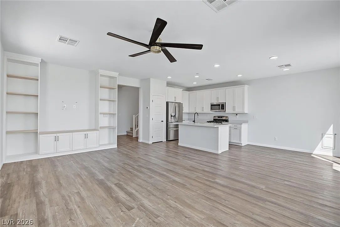 3 bed, 2.5 bath, 1892 sqft, $2,495 — Photo 2