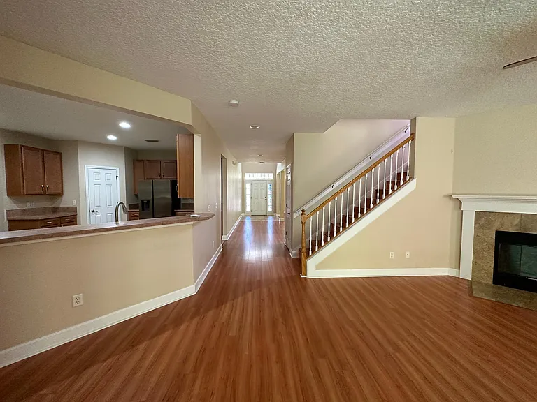 617 Spruce Creek Rd — Photo 6
