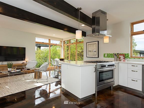 5th image of 2518 Everett Avenue E