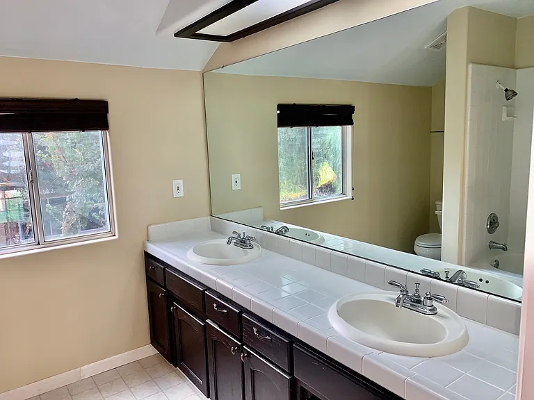 1023 E Freedom Ave — Photo 16