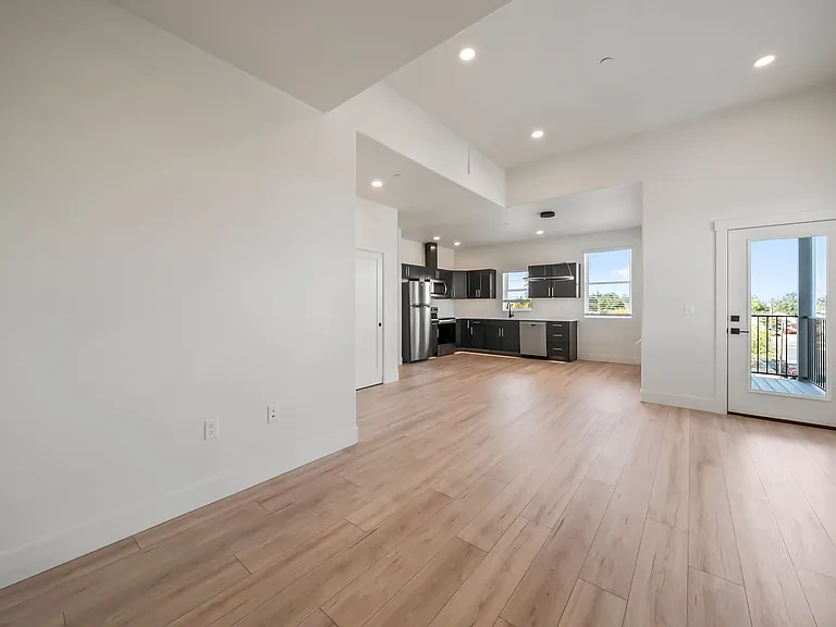 470 NW Fir Ave #201 — Photo 16