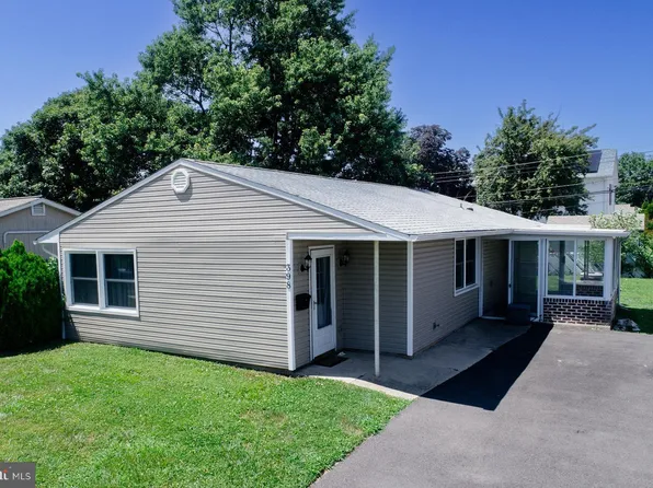 398 Pinewood Dr, Levittown, PA 19054