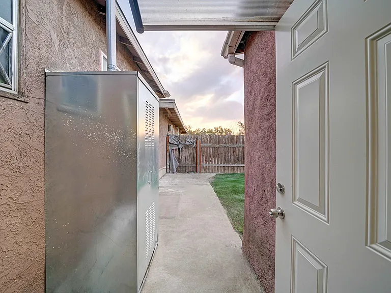 8940 Live Oak Ave #B — Photo 16