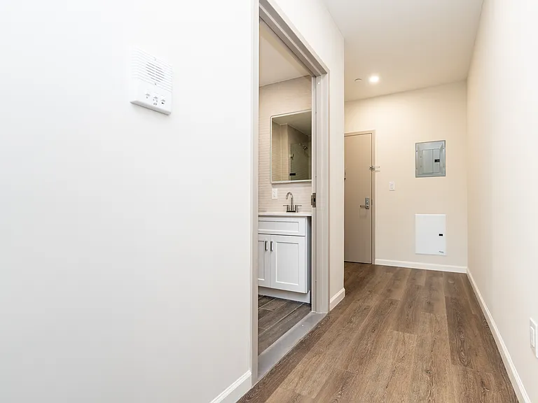 1652 E 14th St #302 — Photo 11