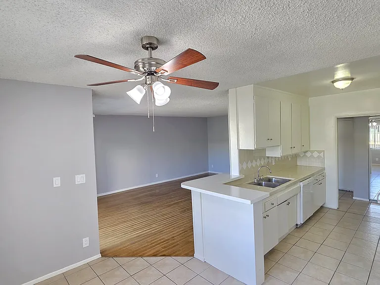 13955 Oxnard St — Photo 22