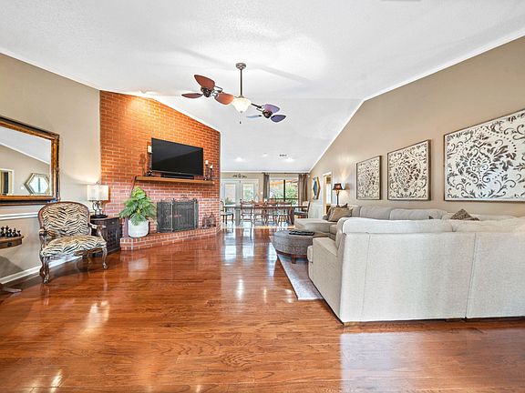 4th image of 120 Clairmoor Ct