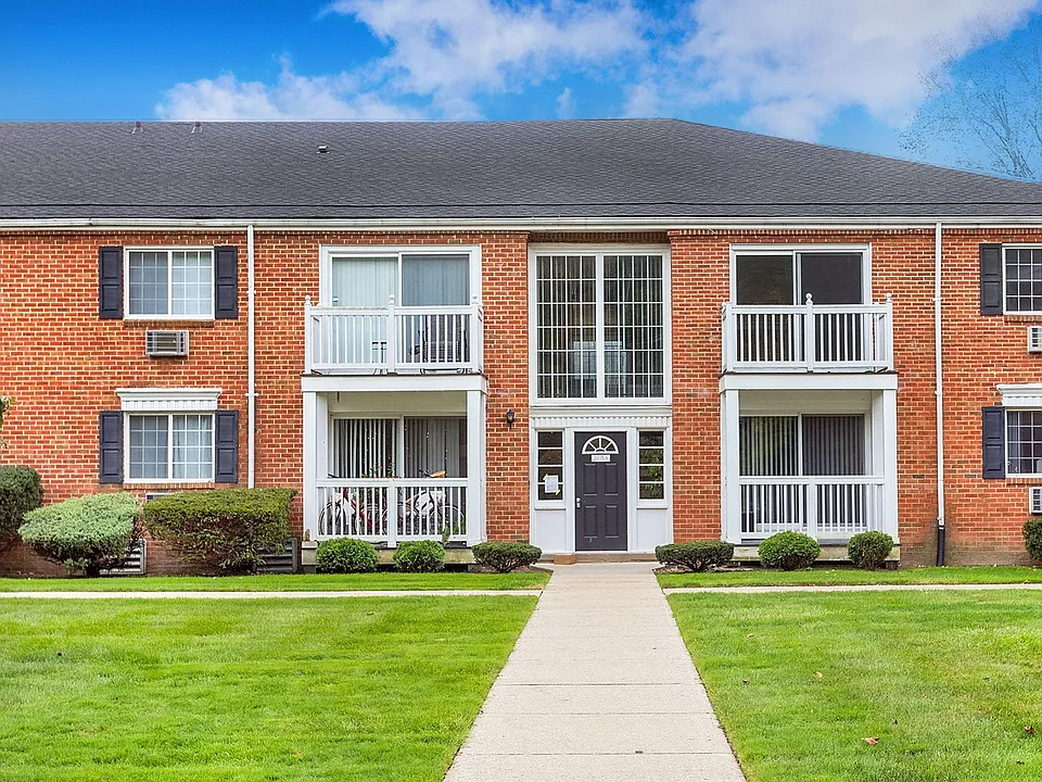 2405 Torquay Ave #101