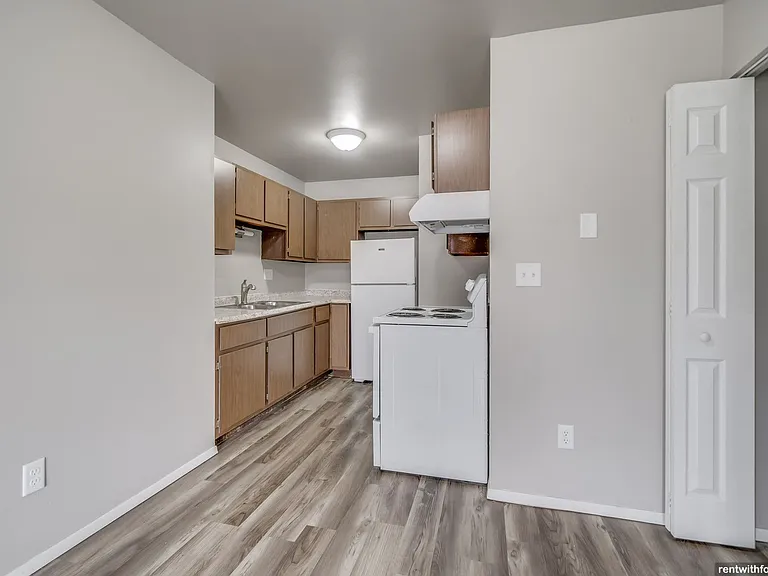 560 W Linwood Ave — Photo 2