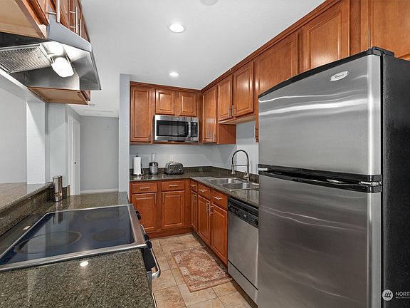 Stainless Steel Appliances, Granite Counters, New Faucet!>