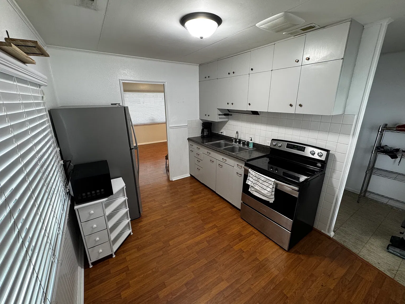 3 bed, 1000 sqft, $1,300 — Photo 3