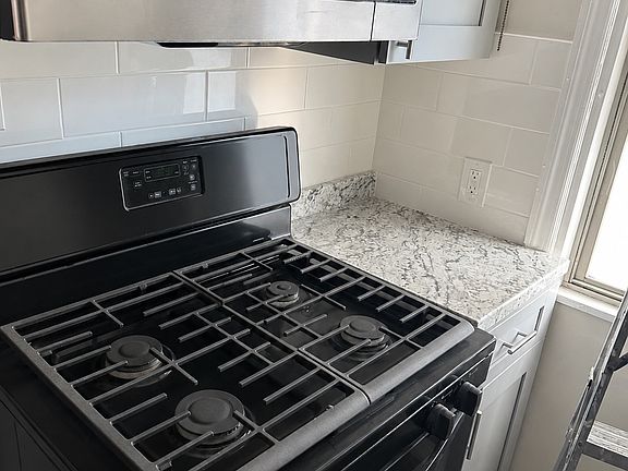 4th image of 932 Pratt St