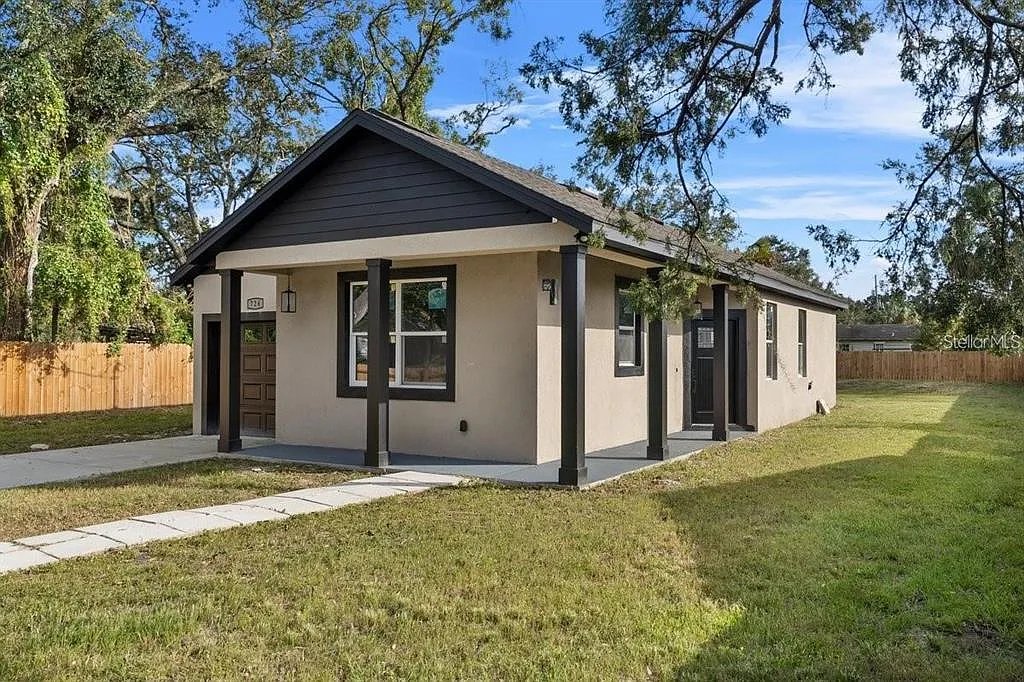 3 bed, 2.0 bath, 1144 sqft, $2,000 — Photo 1